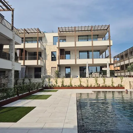 Living - Corte Garden Apartment